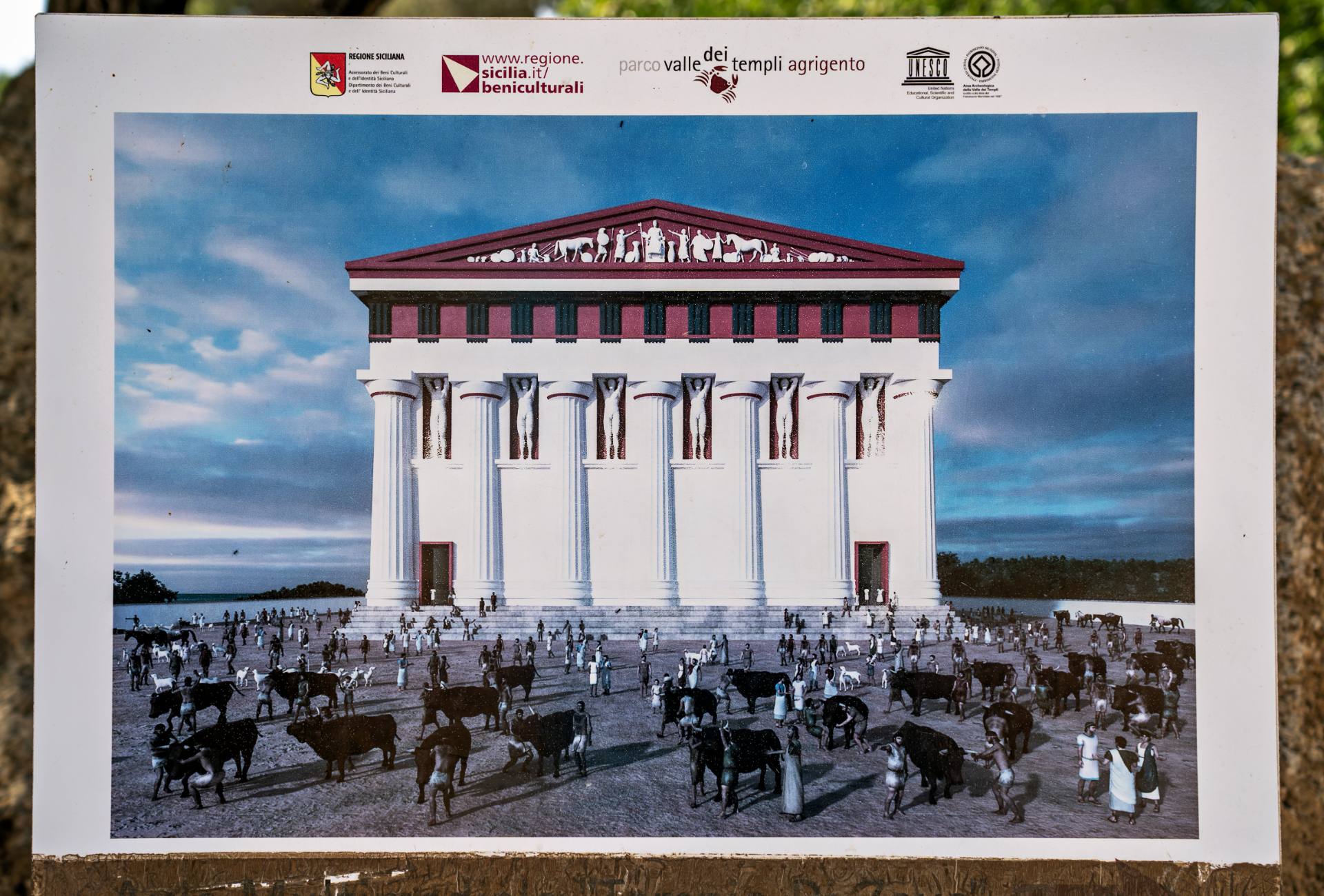 Die Tempel waren zur Zeit der Griechen verputzt und farbig. Sie sahen in etwa aus wie auf der Abbildung dargestellt.